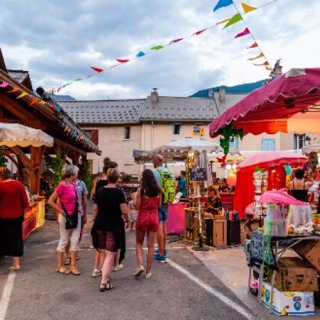 Marché de producteurs et artisans locaux._Réallon