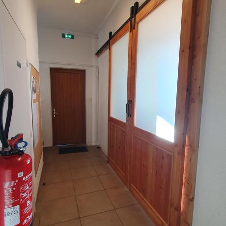 hall d'entrée, carrelage et porte suspendue